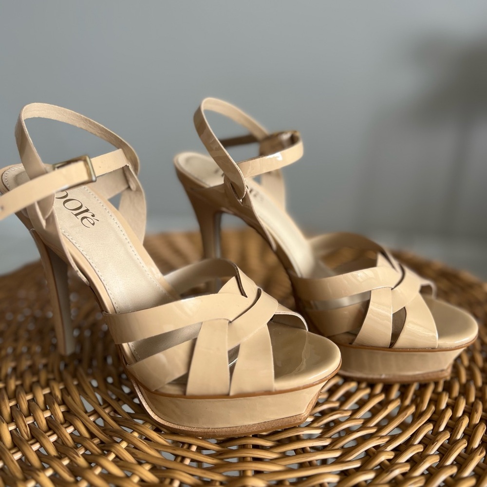 Comfy platforms size 6. Perfect to match any style casual, elegant or formal.